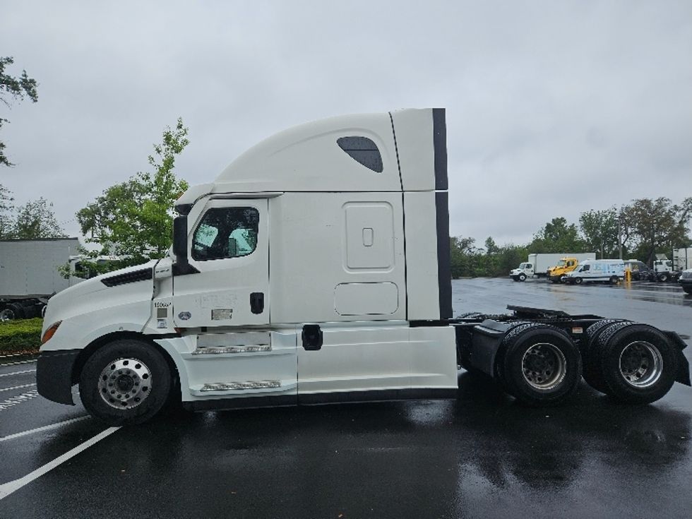 Sleeper Tractor-Heavy Duty Tractors-Freightliner-2023-T12664ST-Tampa-FL-518,461\n\t\tmiles-$ 67,750 - Image 4