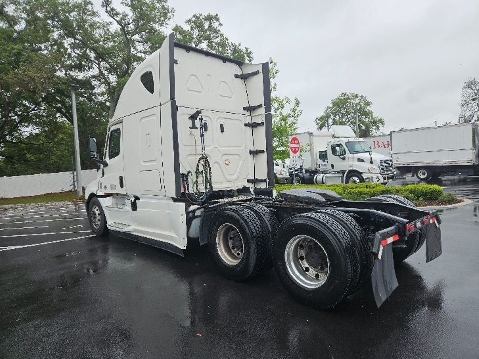 Sleeper Tractor-Heavy Duty Tractors-Freightliner-2023-T12664ST-Tampa-FL-518,461\n\t\tmiles-$ 67,750 - Image 5