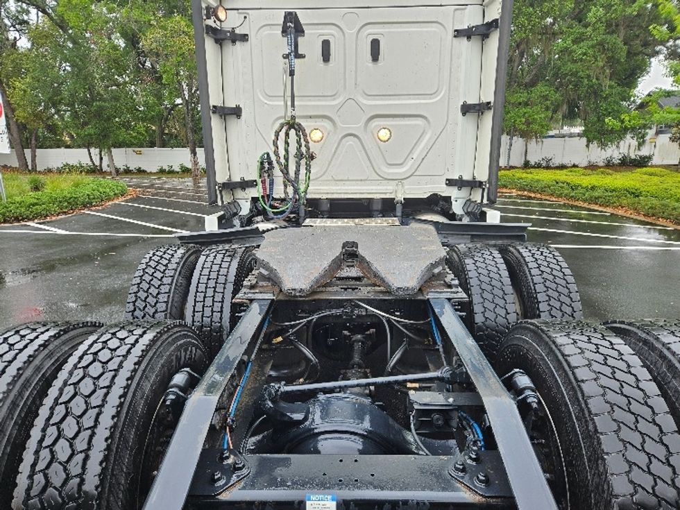 Sleeper Tractor-Heavy Duty Tractors-Freightliner-2023-T12664ST-Tampa-FL-518,461\n\t\tmiles-$ 67,750 - Image 6