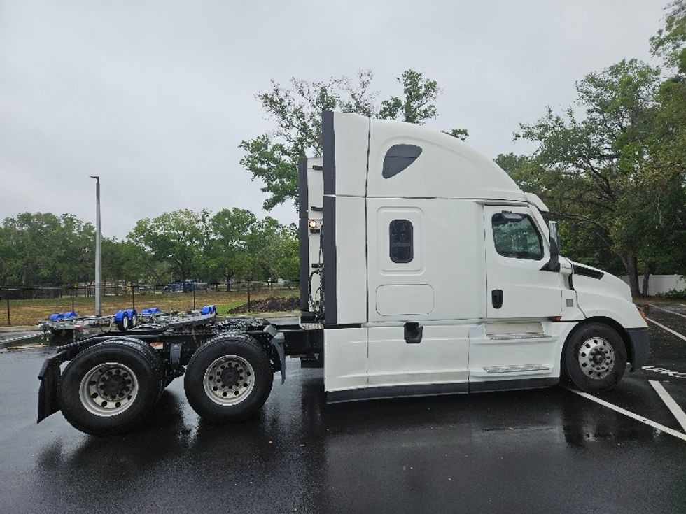 Sleeper Tractor-Heavy Duty Tractors-Freightliner-2023-T12664ST-Tampa-FL-518,461\n\t\tmiles-$ 67,750 - Image 8