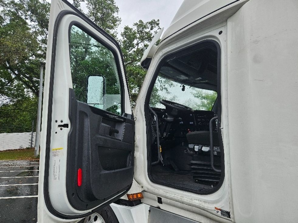 Sleeper Tractor-Heavy Duty Tractors-Freightliner-2023-T12664ST-Tampa-FL-518,461\n\t\tmiles-$ 67,750 - Image 9
