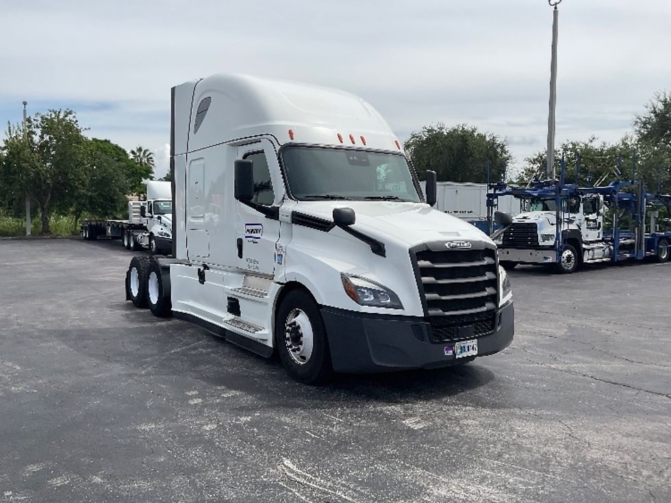 Sleeper Tractor-Heavy Duty Tractors-Freightliner-2023-T12664ST-Tampa-FL-612,689\n\t\tmiles-$ 66,250 - Image 1