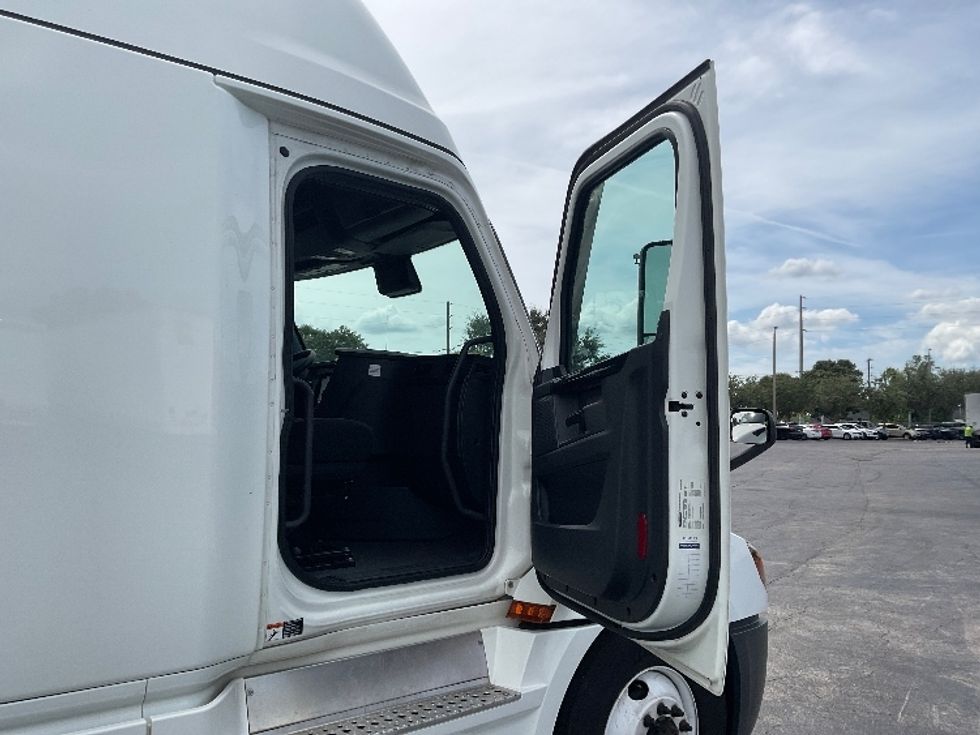 Sleeper Tractor-Heavy Duty Tractors-Freightliner-2023-T12664ST-Tampa-FL-612,689\n\t\tmiles-$ 66,250 - Image 13