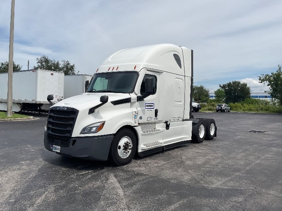 Sleeper Tractor-Heavy Duty Tractors-Freightliner-2023-T12664ST-Tampa-FL-612,689\n\t\tmiles-$ 66,250 - Image 3