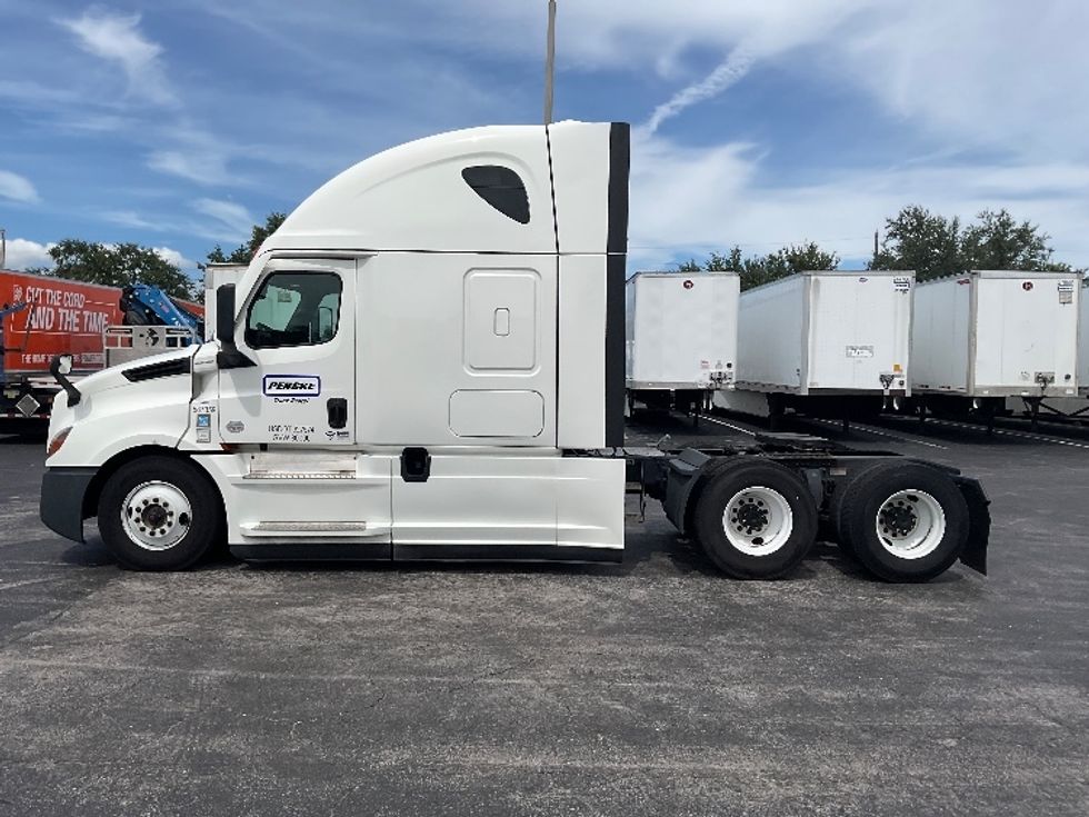 Sleeper Tractor-Heavy Duty Tractors-Freightliner-2023-T12664ST-Tampa-FL-612,689\n\t\tmiles-$ 66,250 - Image 4