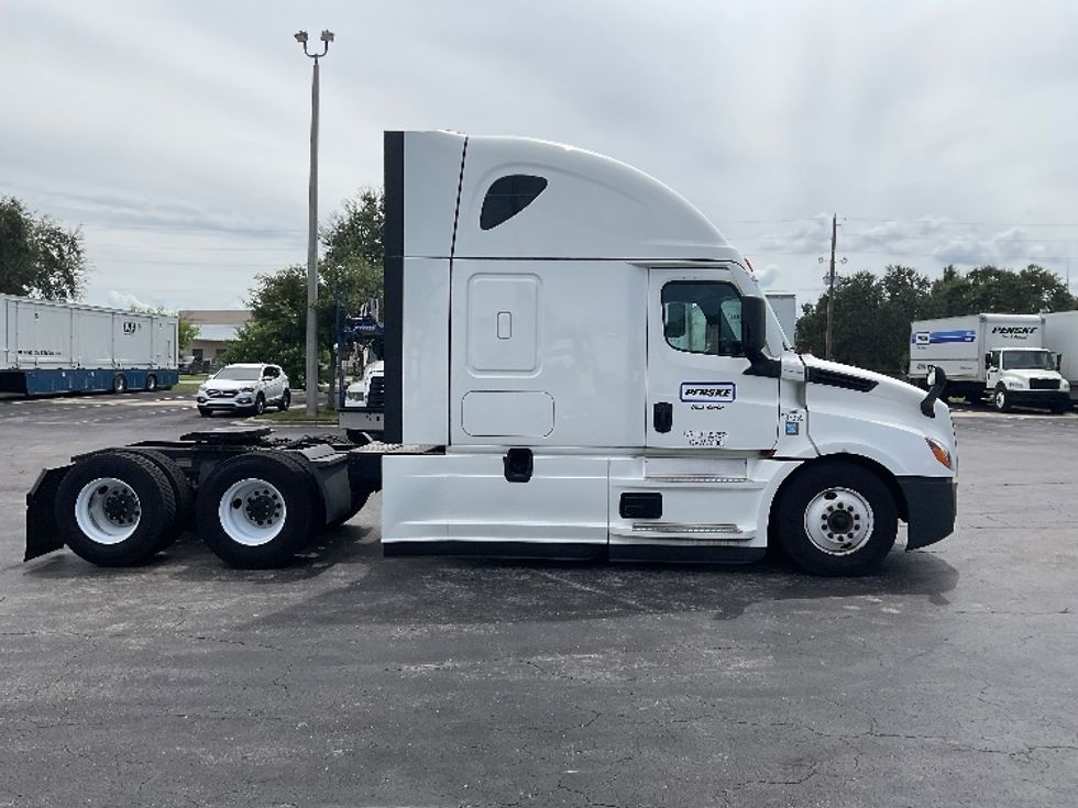 Sleeper Tractor-Heavy Duty Tractors-Freightliner-2023-T12664ST-Tampa-FL-612,689\n\t\tmiles-$ 66,250 - Image 8