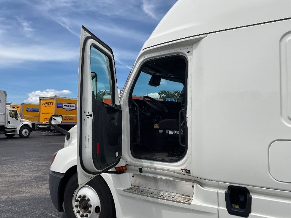 Sleeper Tractor-Heavy Duty Tractors-Freightliner-2023-T12664ST-Tampa-FL-612,689\n\t\tmiles-$ 66,250 - Image 9