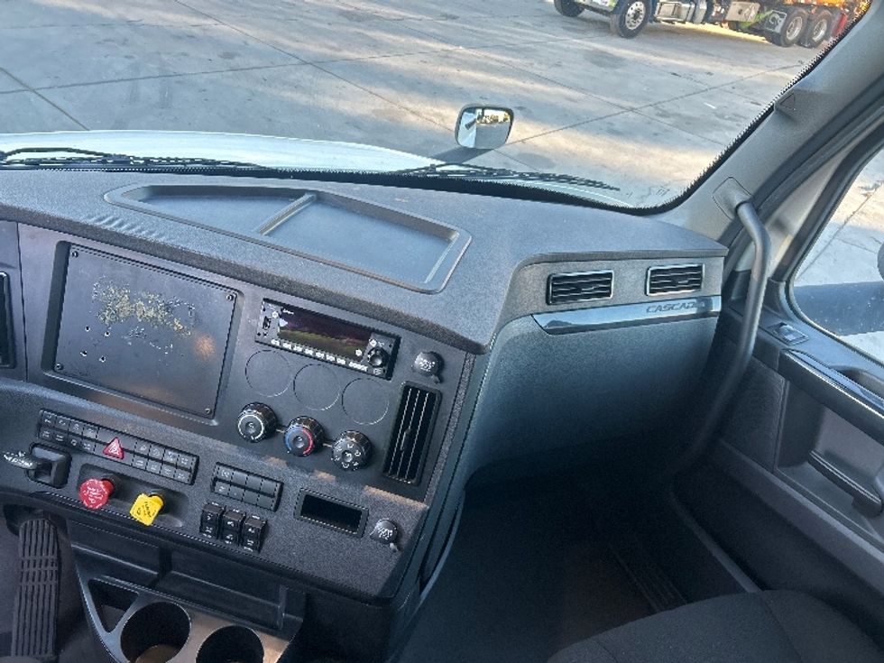 Sleeper Tractor-Heavy Duty Tractors-Freightliner-2023-T12664ST-Tampa-FL-619,394\n\t\tmiles-$ 60,750 - Image 12