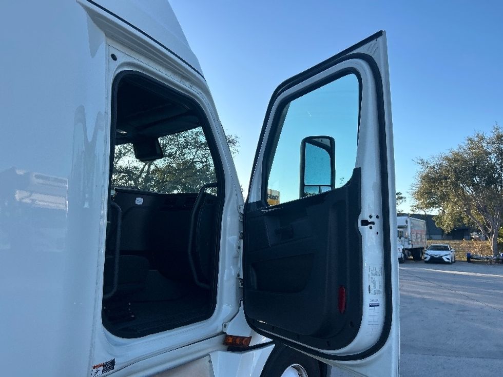 Sleeper Tractor-Heavy Duty Tractors-Freightliner-2023-T12664ST-Tampa-FL-619,394\n\t\tmiles-$ 60,750 - Image 13