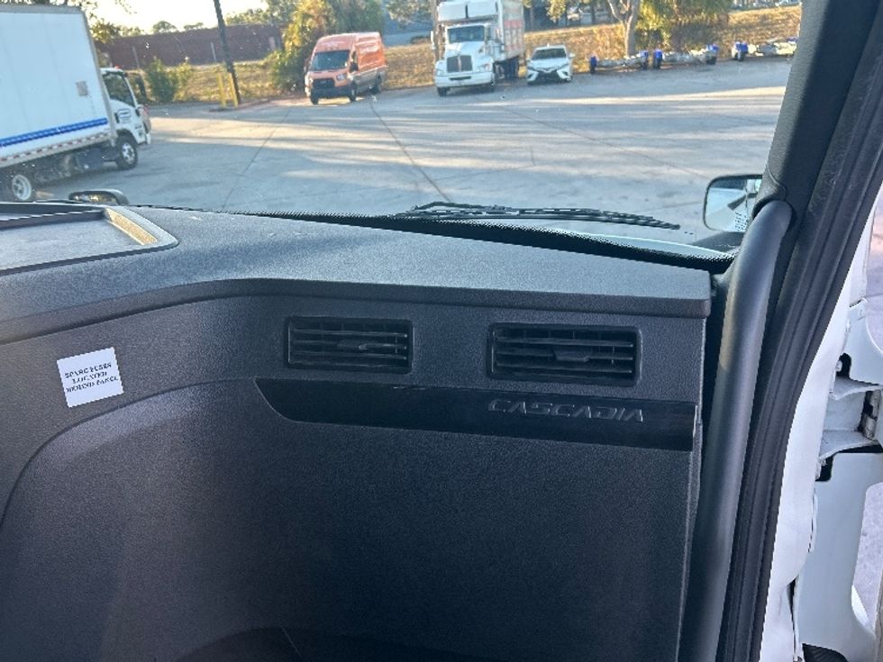 Sleeper Tractor-Heavy Duty Tractors-Freightliner-2023-T12664ST-Tampa-FL-619,394\n\t\tmiles-$ 60,750 - Image 14