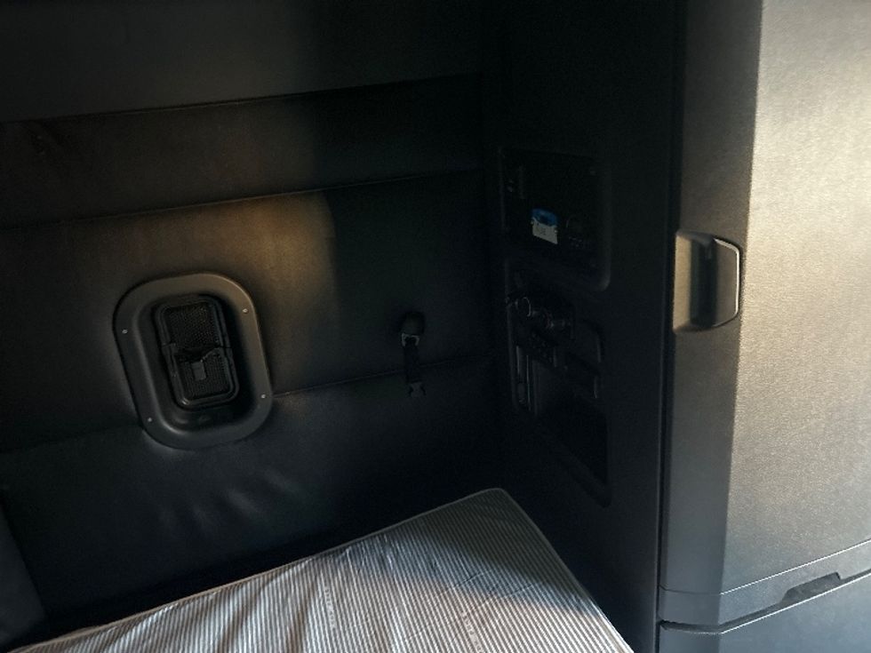 Sleeper Tractor-Heavy Duty Tractors-Freightliner-2023-T12664ST-Tampa-FL-619,394\n\t\tmiles-$ 60,750 - Image 18