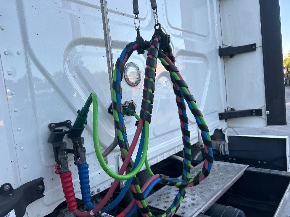 Sleeper Tractor-Heavy Duty Tractors-Freightliner-2023-T12664ST-Tampa-FL-619,394\n\t\tmiles-$ 60,750 - Image 23