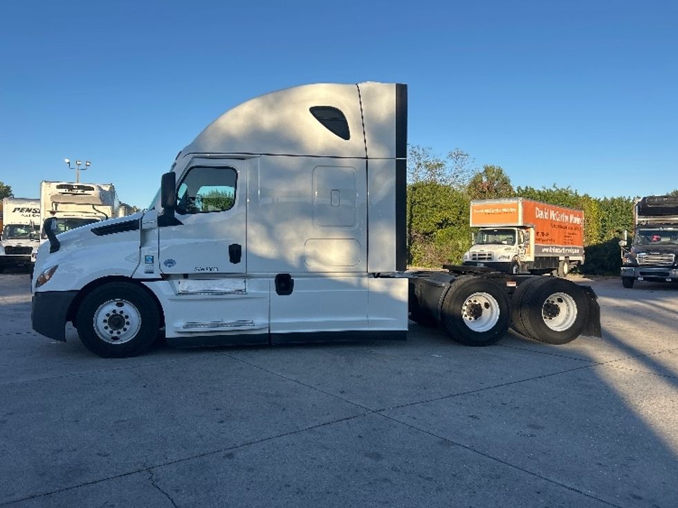 Sleeper Tractor-Heavy Duty Tractors-Freightliner-2023-T12664ST-Tampa-FL-619,394\n\t\tmiles-$ 60,750 - Image 4