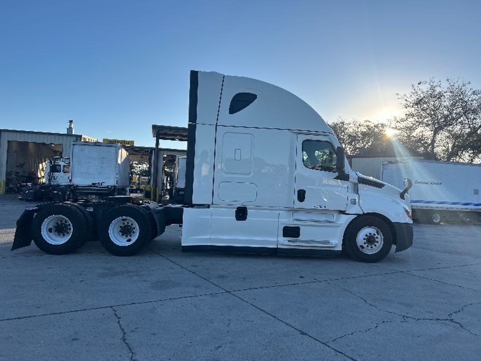 Sleeper Tractor-Heavy Duty Tractors-Freightliner-2023-T12664ST-Tampa-FL-619,394\n\t\tmiles-$ 60,750 - Image 8