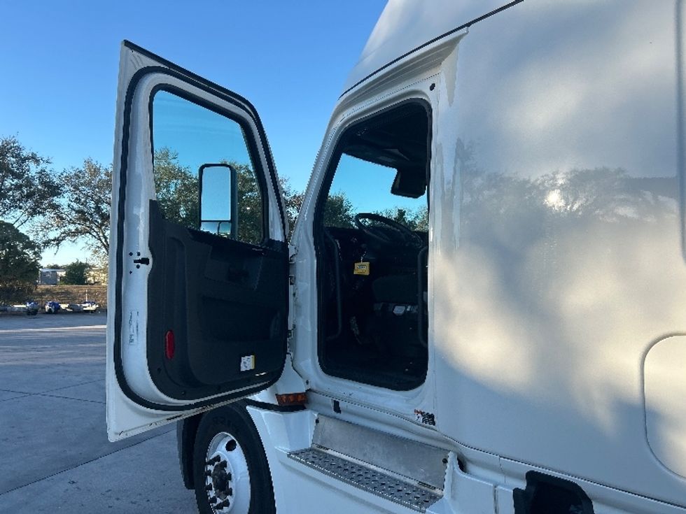 Sleeper Tractor-Heavy Duty Tractors-Freightliner-2023-T12664ST-Tampa-FL-619,394\n\t\tmiles-$ 60,750 - Image 9