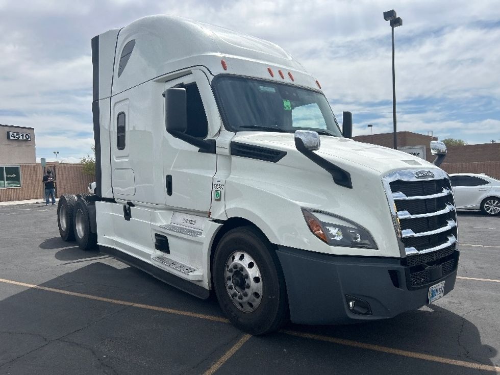 Sleeper Tractor-Heavy Duty Tractors-Freightliner-2023-T12664ST-Torrance-CA-552,878\n\t\tmiles-$ 82,750 - Image 1