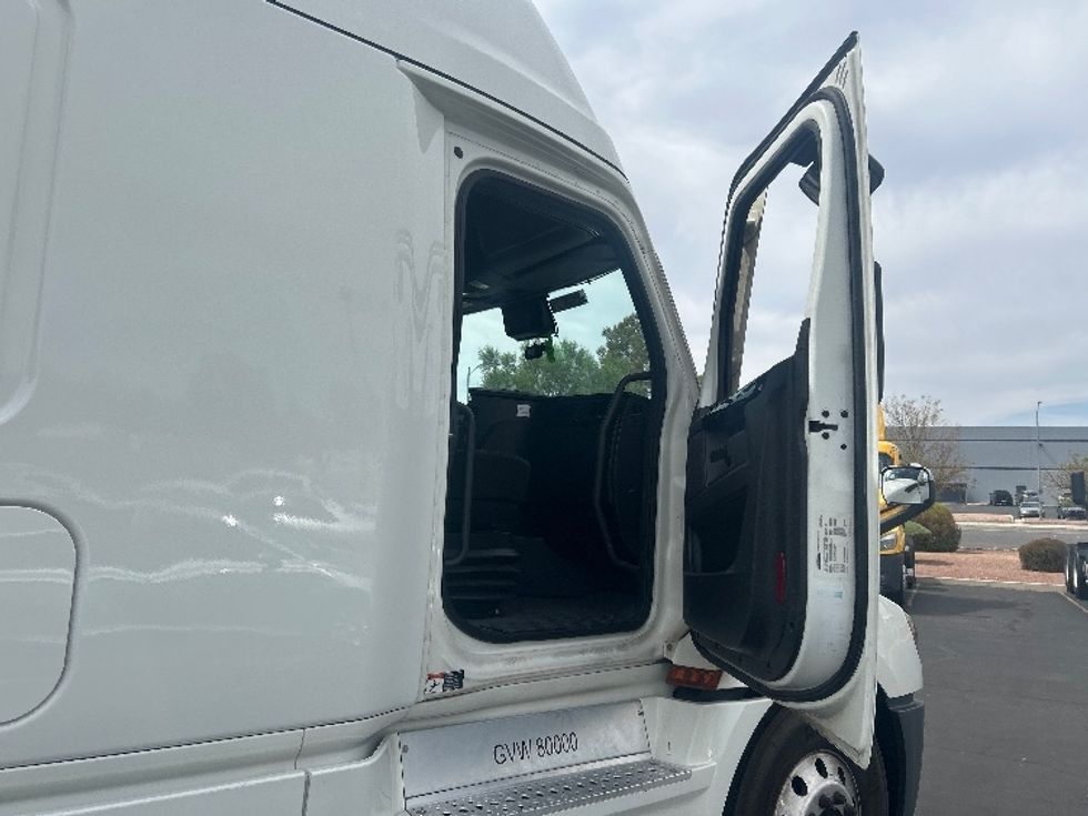 Sleeper Tractor-Heavy Duty Tractors-Freightliner-2023-T12664ST-Torrance-CA-552,878\n\t\tmiles-$ 82,750 - Image 13