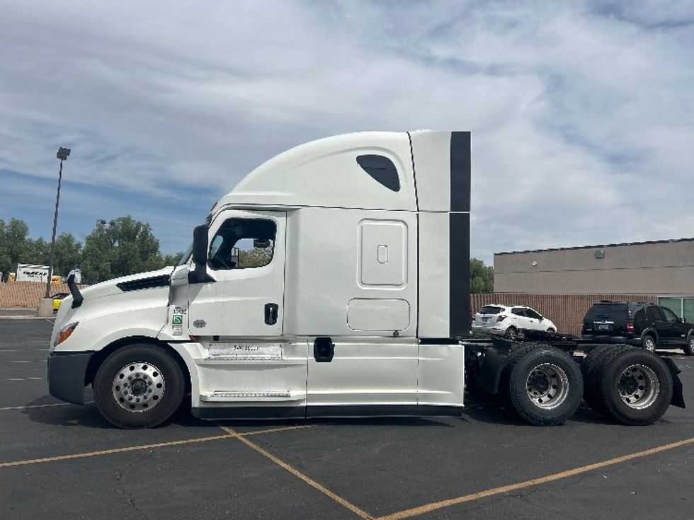 Sleeper Tractor-Heavy Duty Tractors-Freightliner-2023-T12664ST-Torrance-CA-552,878\n\t\tmiles-$ 82,750 - Image 4
