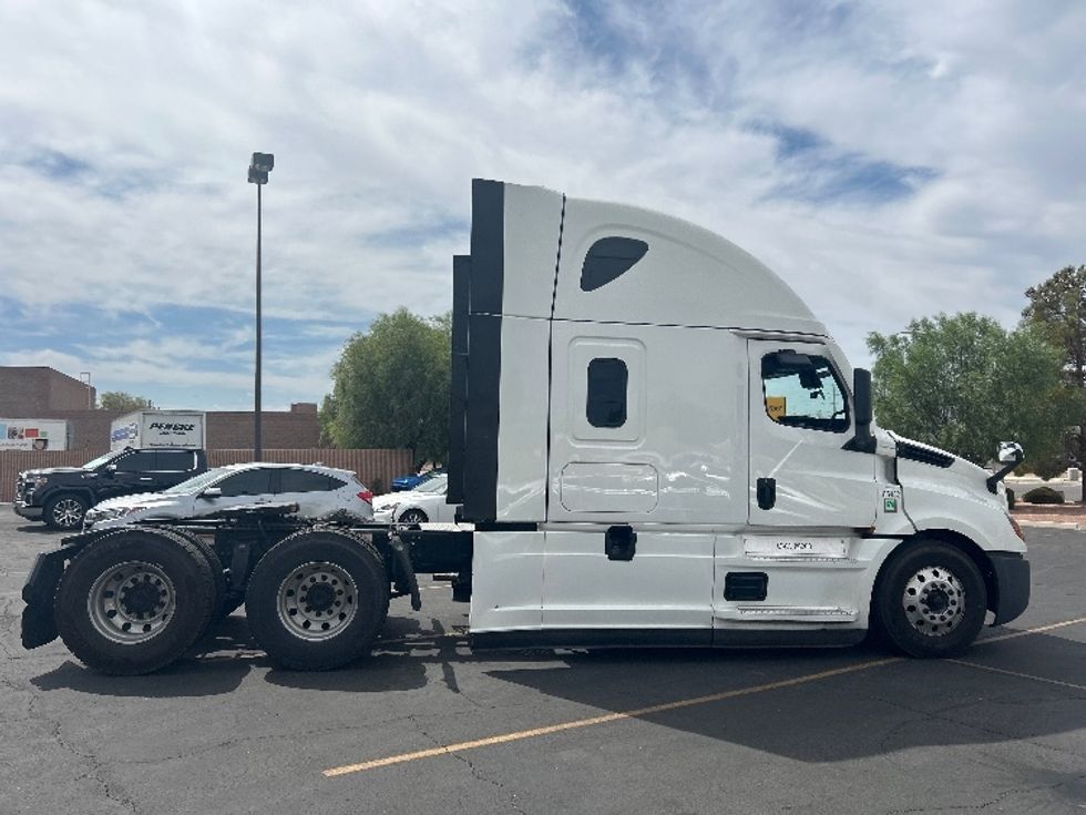 Sleeper Tractor-Heavy Duty Tractors-Freightliner-2023-T12664ST-Torrance-CA-552,878\n\t\tmiles-$ 82,750 - Image 8
