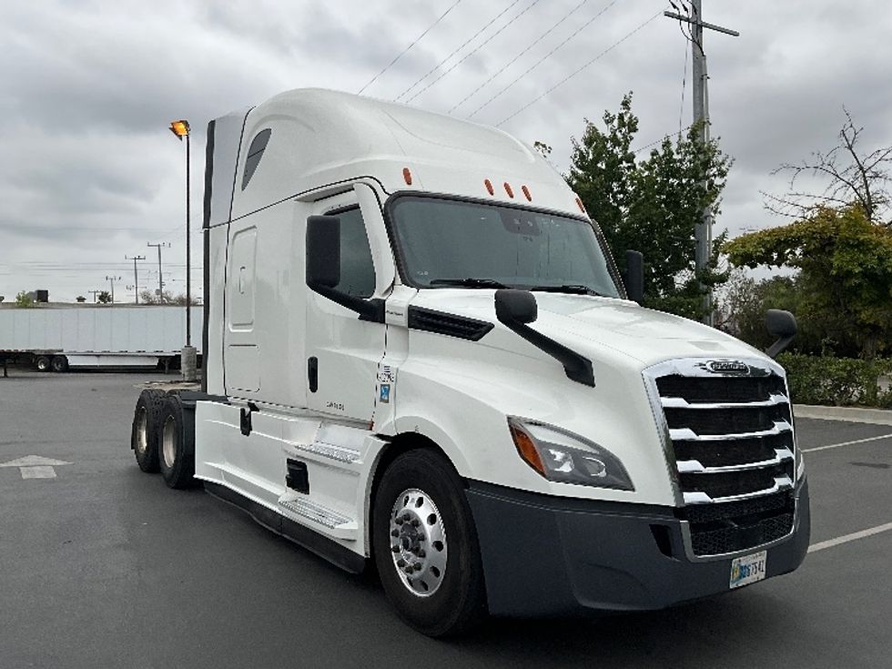 Sleeper Tractor-Heavy Duty Tractors-Freightliner-2023-T12664ST-Torrance-CA-571,423\n\t\tmiles-$ 77,250 - Image 1