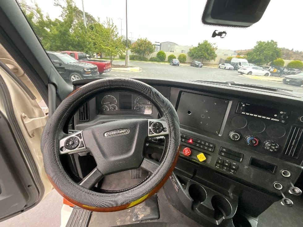 Sleeper Tractor-Heavy Duty Tractors-Freightliner-2023-T12664ST-Torrance-CA-571,423\n\t\tmiles-$ 77,250 - Image 11