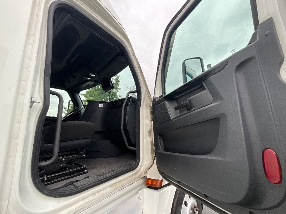 Sleeper Tractor-Heavy Duty Tractors-Freightliner-2023-T12664ST-Torrance-CA-571,423\n\t\tmiles-$ 77,250 - Image 13