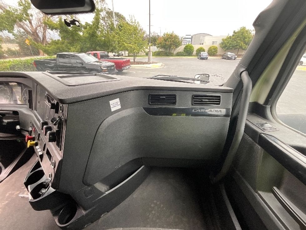 Sleeper Tractor-Heavy Duty Tractors-Freightliner-2023-T12664ST-Torrance-CA-571,423\n\t\tmiles-$ 77,250 - Image 14