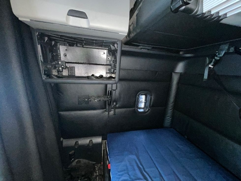 Sleeper Tractor-Heavy Duty Tractors-Freightliner-2023-T12664ST-Torrance-CA-571,423\n\t\tmiles-$ 77,250 - Image 19