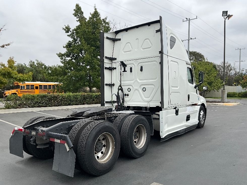 Sleeper Tractor-Heavy Duty Tractors-Freightliner-2023-T12664ST-Torrance-CA-571,423\n\t\tmiles-$ 77,250 - Image 7