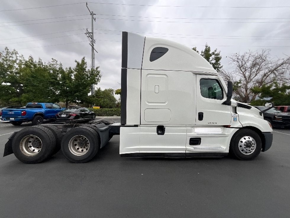 Sleeper Tractor-Heavy Duty Tractors-Freightliner-2023-T12664ST-Torrance-CA-571,423\n\t\tmiles-$ 77,250 - Image 8