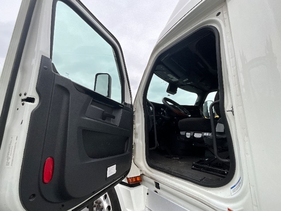 Sleeper Tractor-Heavy Duty Tractors-Freightliner-2023-T12664ST-Torrance-CA-571,423\n\t\tmiles-$ 77,250 - Image 9