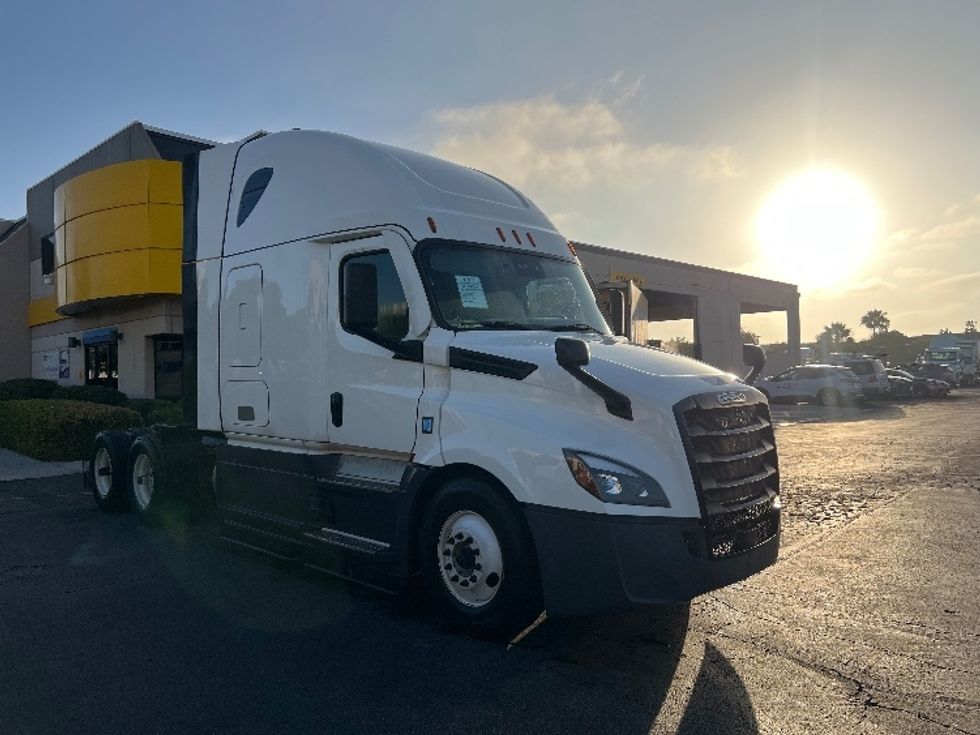 Sleeper Tractor-Heavy Duty Tractors-Freightliner-2023-T12664ST-Torrance-CA-605,856\n\t\tmiles-$ 71,000 - Image 1