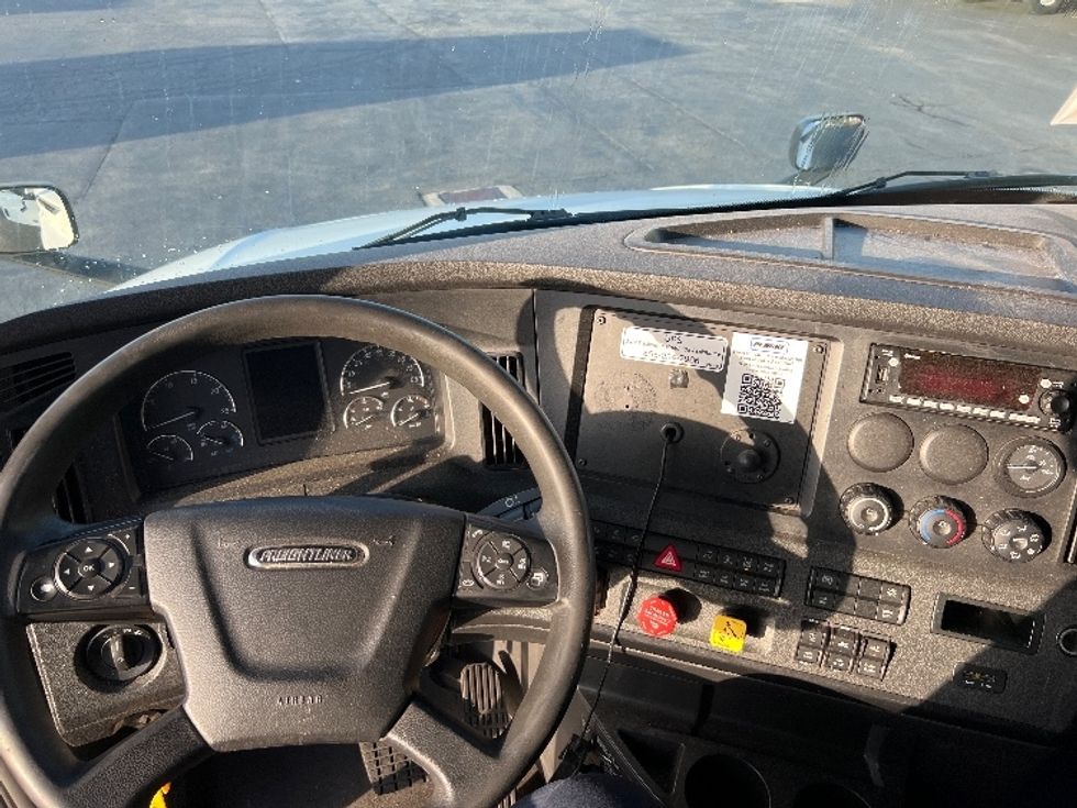 Sleeper Tractor-Heavy Duty Tractors-Freightliner-2023-T12664ST-Torrance-CA-605,856\n\t\tmiles-$ 71,000 - Image 11