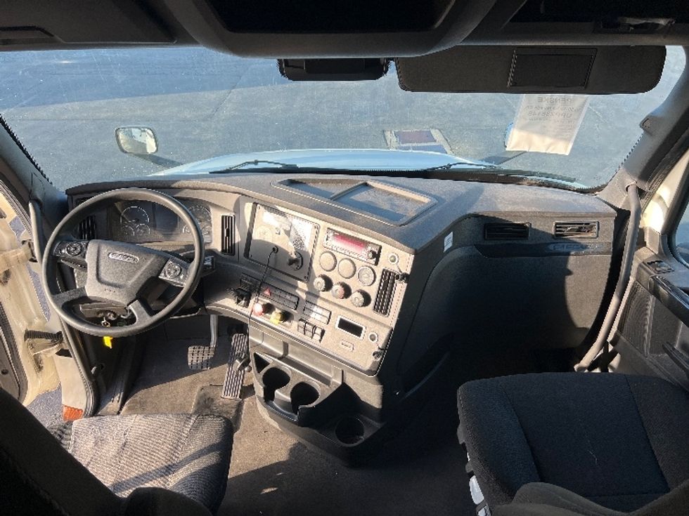Sleeper Tractor-Heavy Duty Tractors-Freightliner-2023-T12664ST-Torrance-CA-605,856\n\t\tmiles-$ 71,000 - Image 12