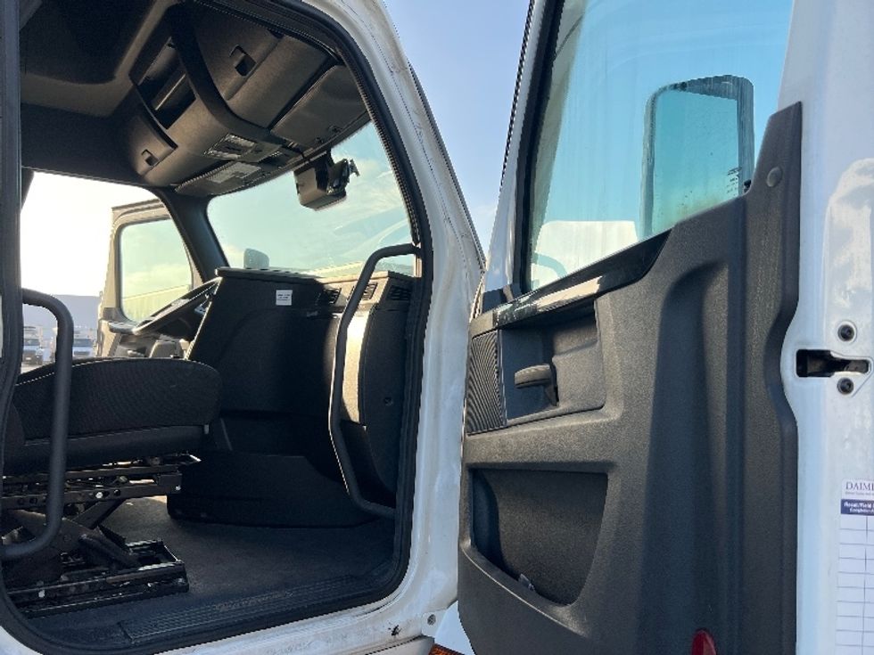 Sleeper Tractor-Heavy Duty Tractors-Freightliner-2023-T12664ST-Torrance-CA-605,856\n\t\tmiles-$ 71,000 - Image 13