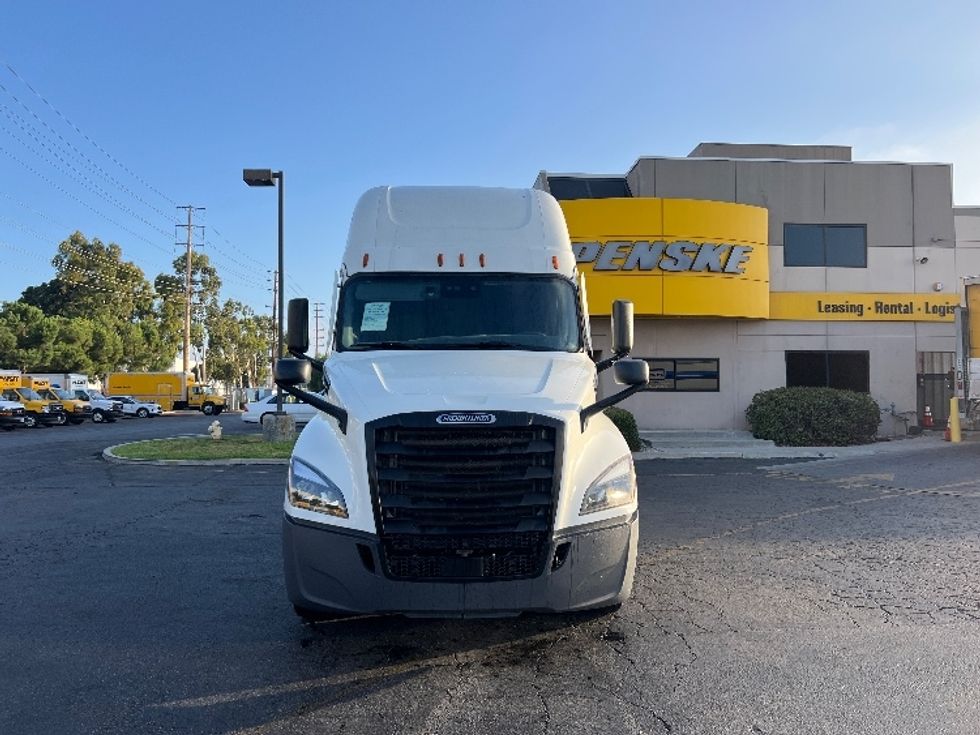 Sleeper Tractor-Heavy Duty Tractors-Freightliner-2023-T12664ST-Torrance-CA-605,856\n\t\tmiles-$ 71,000 - Image 2