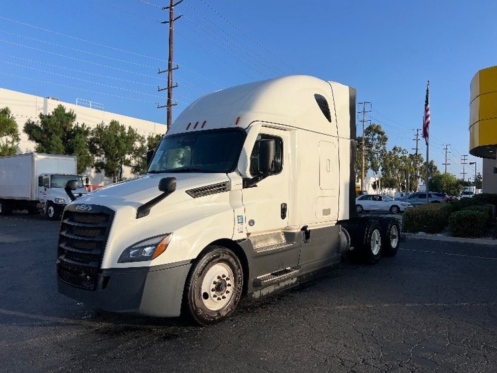 Sleeper Tractor-Heavy Duty Tractors-Freightliner-2023-T12664ST-Torrance-CA-605,856\n\t\tmiles-$ 71,000 - Image 3