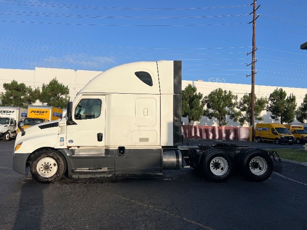 Sleeper Tractor-Heavy Duty Tractors-Freightliner-2023-T12664ST-Torrance-CA-605,856\n\t\tmiles-$ 71,000 - Image 4