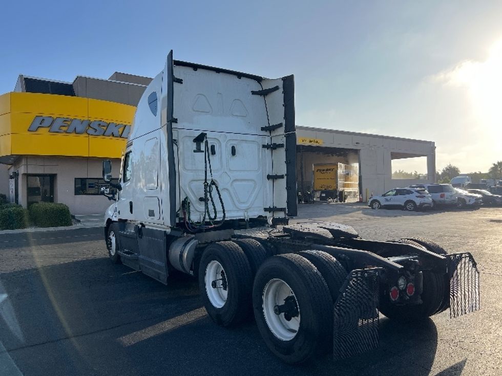 Sleeper Tractor-Heavy Duty Tractors-Freightliner-2023-T12664ST-Torrance-CA-605,856\n\t\tmiles-$ 71,000 - Image 5
