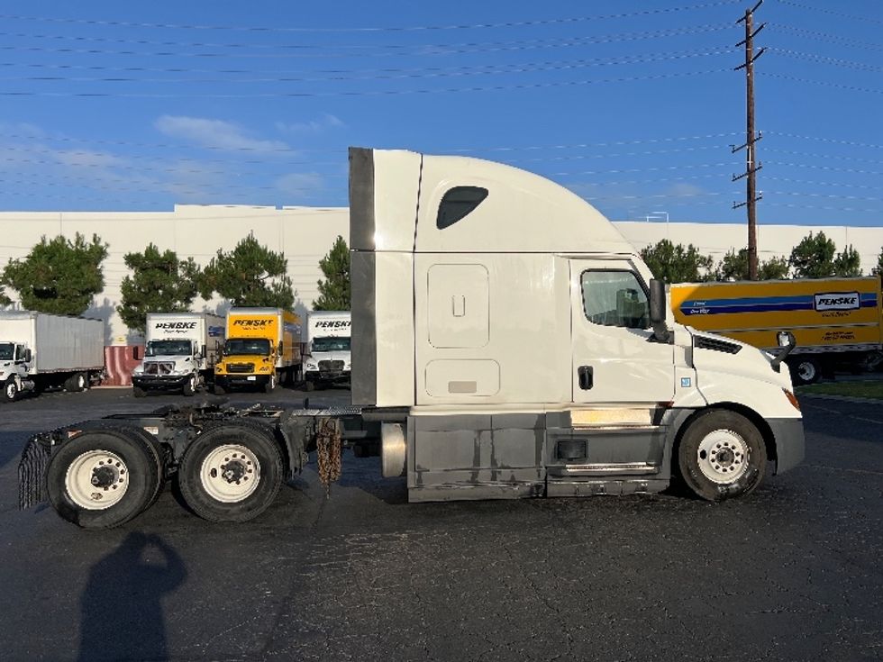 Sleeper Tractor-Heavy Duty Tractors-Freightliner-2023-T12664ST-Torrance-CA-605,856\n\t\tmiles-$ 71,000 - Image 8