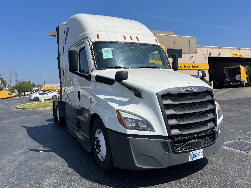 Sleeper Tractor-Heavy Duty Tractors-Freightliner-2023-T12664ST-Torrance-CA-635,809\n\t\tmiles-$ 65,750 - Image 1