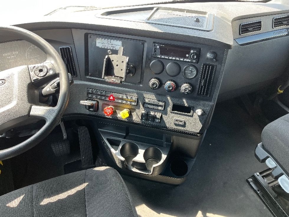Sleeper Tractor-Heavy Duty Tractors-Freightliner-2023-T12664ST-Torrance-CA-635,809\n\t\tmiles-$ 65,750 - Image 12