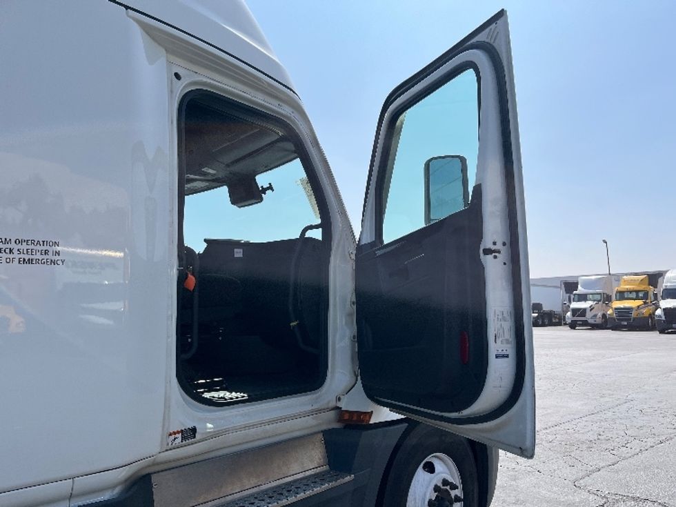 Sleeper Tractor-Heavy Duty Tractors-Freightliner-2023-T12664ST-Torrance-CA-635,809\n\t\tmiles-$ 65,750 - Image 13