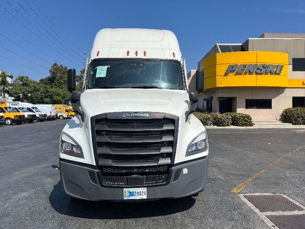 Sleeper Tractor-Heavy Duty Tractors-Freightliner-2023-T12664ST-Torrance-CA-635,809\n\t\tmiles-$ 65,750 - Image 2