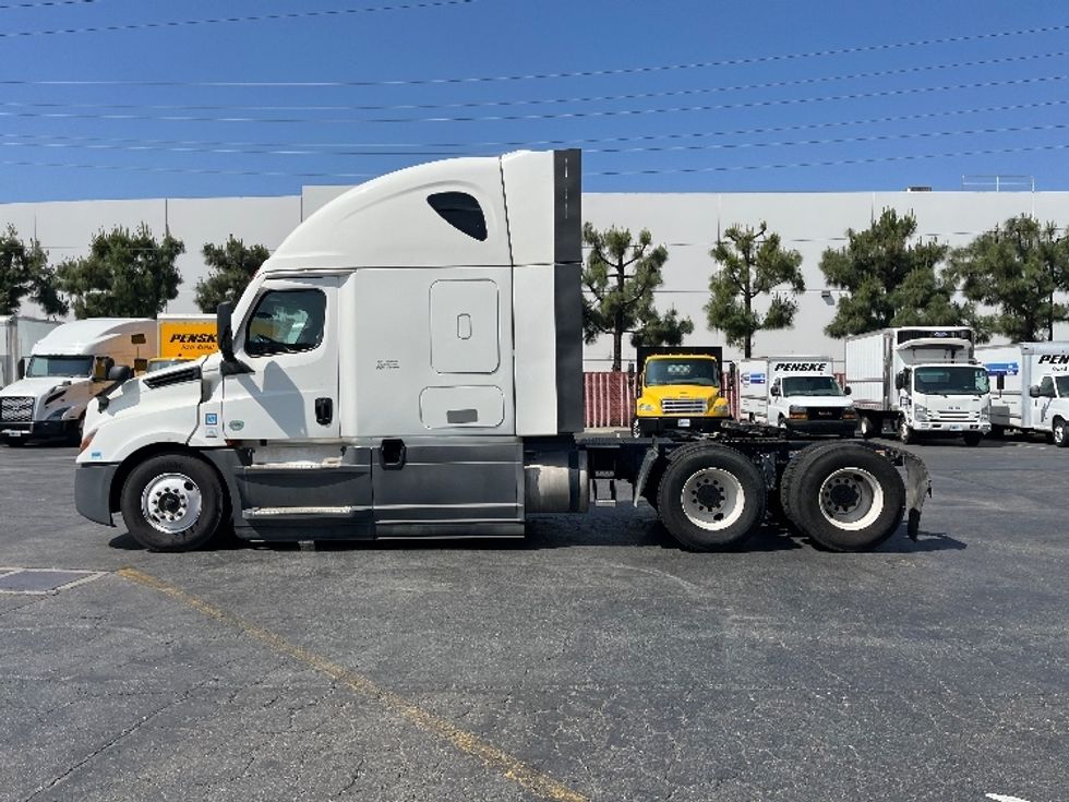 Sleeper Tractor-Heavy Duty Tractors-Freightliner-2023-T12664ST-Torrance-CA-635,809\n\t\tmiles-$ 65,750 - Image 4