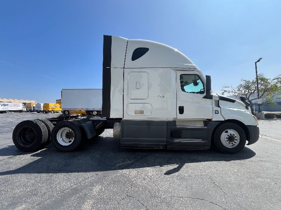 Sleeper Tractor-Heavy Duty Tractors-Freightliner-2023-T12664ST-Torrance-CA-635,809\n\t\tmiles-$ 65,750 - Image 8
