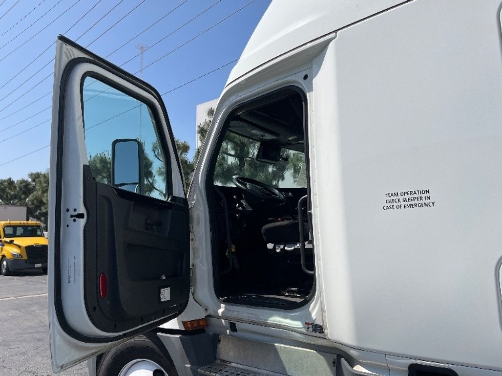 Sleeper Tractor-Heavy Duty Tractors-Freightliner-2023-T12664ST-Torrance-CA-635,809\n\t\tmiles-$ 65,750 - Image 9