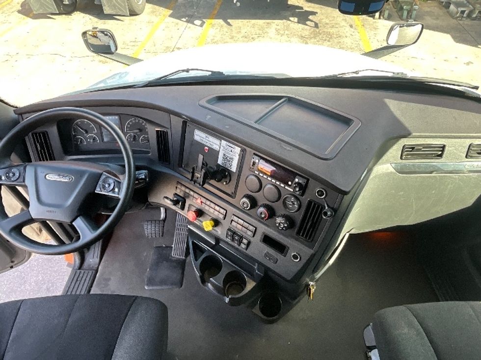 Sleeper Tractor-Heavy Duty Tractors-Freightliner-2023-T12664ST-Torrance-CA-642,223\n\t\tmiles-$ 65,000 - Image 12