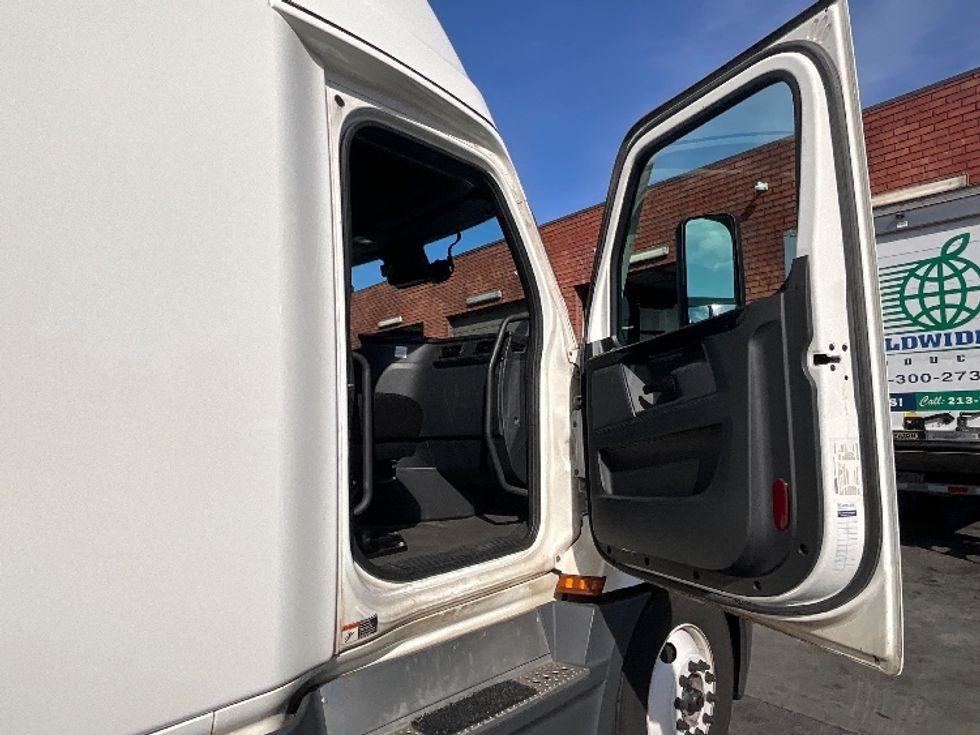 Sleeper Tractor-Heavy Duty Tractors-Freightliner-2023-T12664ST-Torrance-CA-642,223\n\t\tmiles-$ 65,000 - Image 13