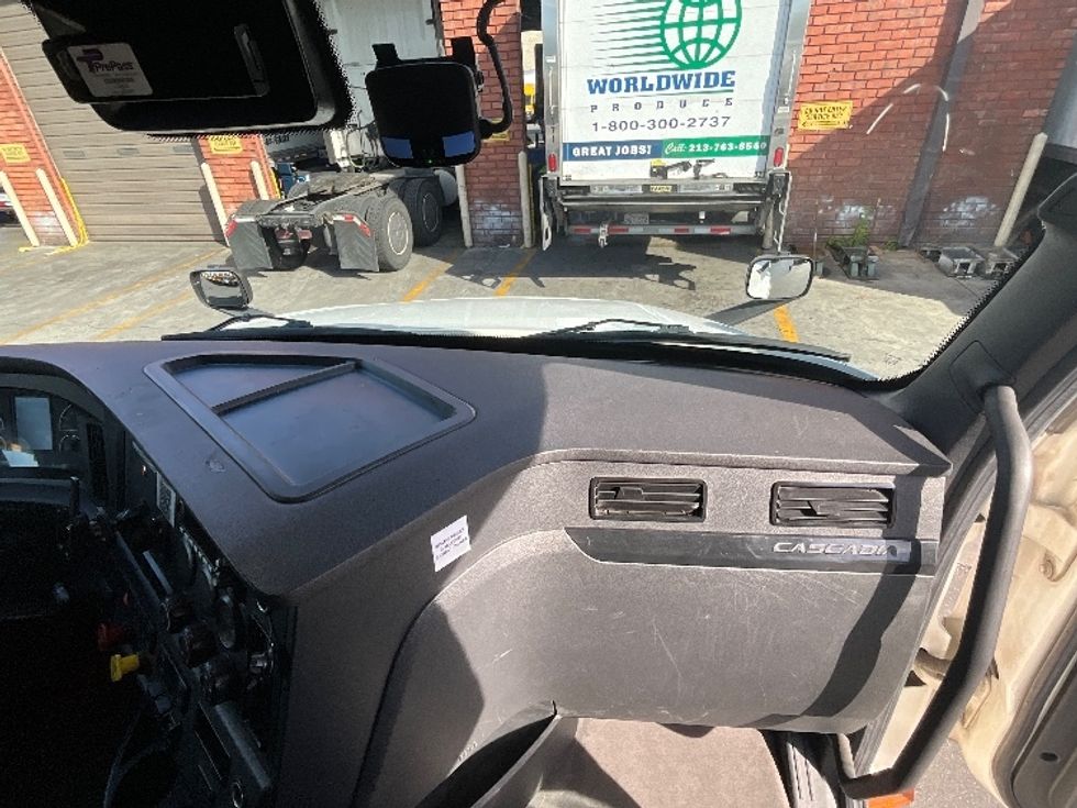 Sleeper Tractor-Heavy Duty Tractors-Freightliner-2023-T12664ST-Torrance-CA-642,223\n\t\tmiles-$ 65,000 - Image 14